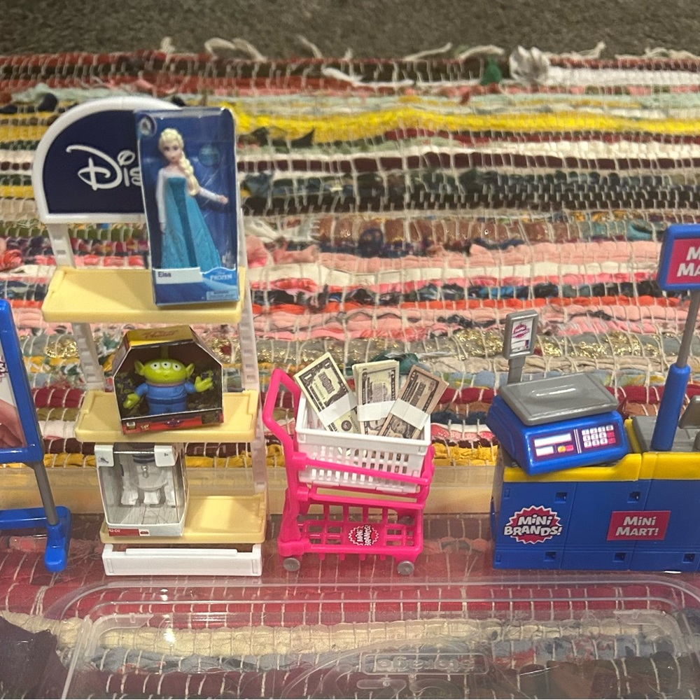 47 Mini Brands including 4 Mini Brand accessories